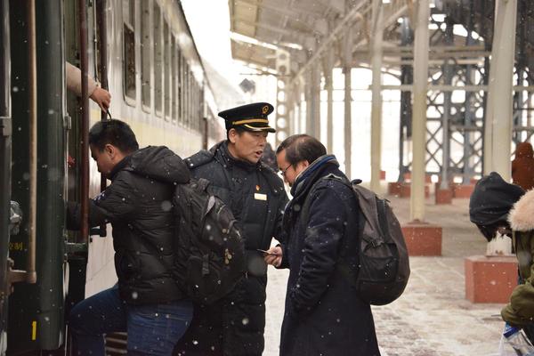 天津客运段S903次列车乘务员组织旅客上车（赵磊）