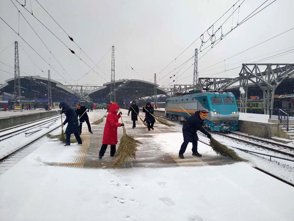北京站职工扫雪保列车运行安全（马建福）