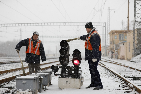 北京西电务段及时组织除雪打冰，保障运输安全。（贾静鹏）