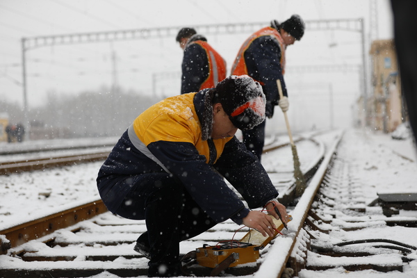 北京西电务段及时组织除雪打冰，保障运输安全。（贾静鹏）2