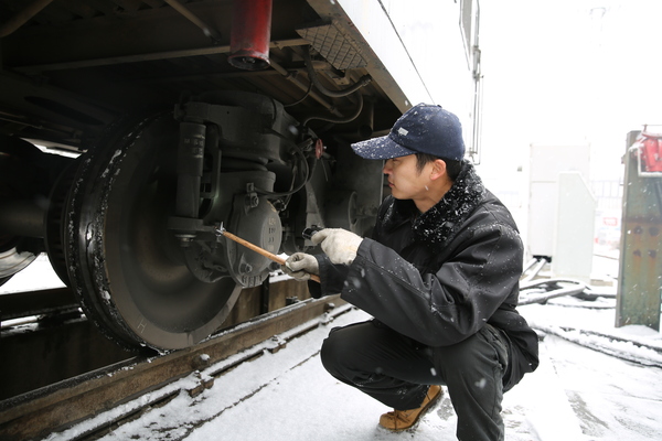 北京车辆段认真检查车辆走行部，确保雪天车辆安全。（耿璐）2