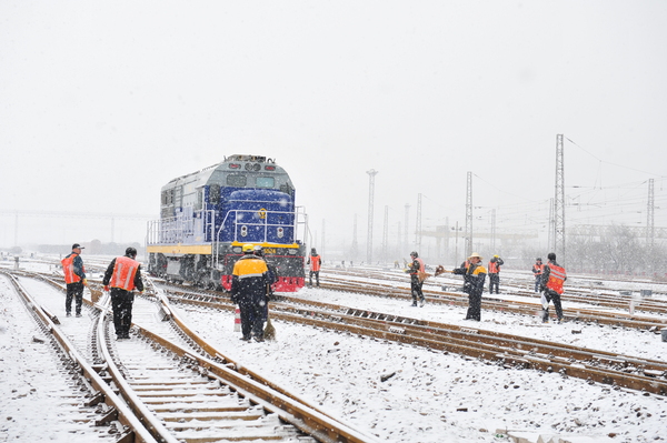 北京丰台西站以雪为令，迅速启动除雪预案，通过综合调度指挥中心全面联控，除雪队多级联动，努力确保不良天气运输生产安全。（丰台西站 李哲）