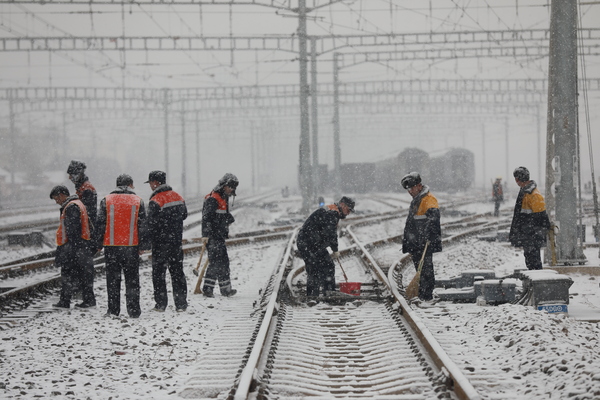 北京丰台西站以雪为令，迅速启动除雪预案，通过综合调度指挥中心全面联控，除雪队多级联动，努力确保不良天气运输生产安全。（丰台西站 李哲）2