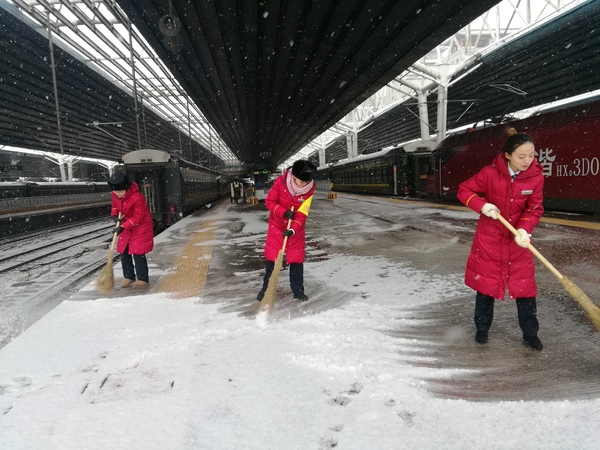 北京西站组织职工扫雪（摄影：北京西站宋婷婷）