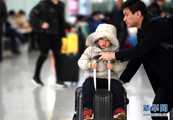 2月13日，旅客在安徽合肥南站候车。 当日是农历正月初九，民间有“三六九，往外走”的习俗，各地铁路运输迎来节后新一轮客流潮。2