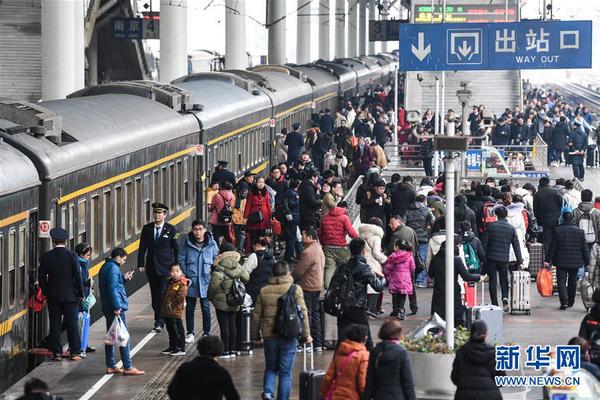 2月13日，旅客在江苏南京站进站乘车。 当日是农历正月初九，民间有“三六九，往外走”的习俗，各地铁路运输迎来节后新一轮客流潮。