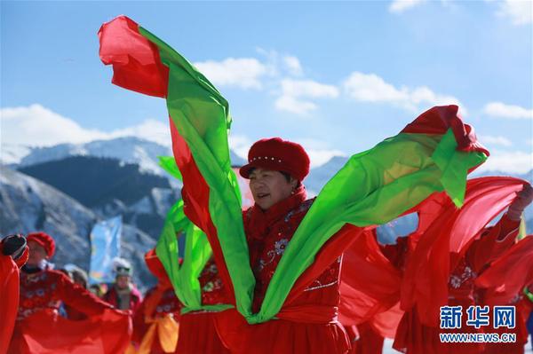 在天山天池景区，老人在社火表演中跳秧歌舞（2月8日摄）。