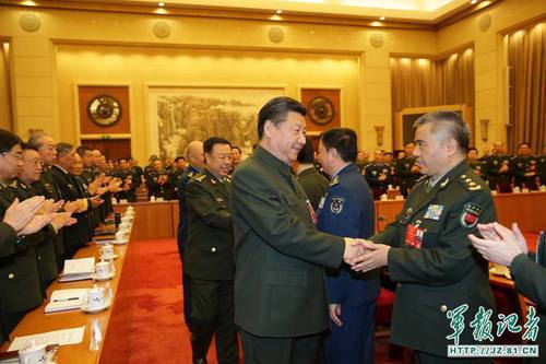 3月13日，中共中央总书记、国家主席、中央军委主席习近平出席十二届全国人大四次会议解放军代表团全体会议并发表重要讲话。这是习近平同军队人大代表亲切握手。解放军报记者 穆可双摄
