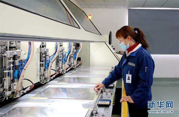 2月14日，江西省吉安市吉水县工业园区一家电子有限公司，工人在自动化生产线上监控生产。