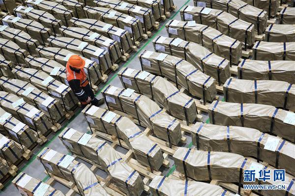 2月14日，在重庆市北碚区一家工厂生产车间，技术人员在巡查即将出厂的汽车车身零部件。