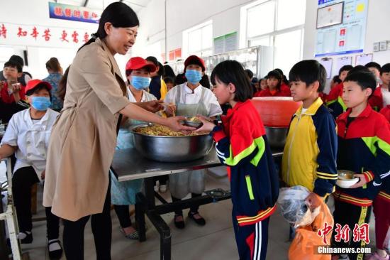 资料图:河北女教师32年坚守偏远小学。中新社记者 翟羽佳 摄 资料图:河北女教师32年坚守偏远小学。中新社记者 翟羽佳 摄