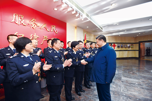 2019年2月1日，中共中央总书记、国家主席、中央军委主席习近平在北京看望慰问基层干部群众，考察北京冬奥会、冬残奥会筹办工作。这是1日上午，习近平在北京市公安局，同公安英模和干警代表一一握手，向全国广大公安干警致以新春祝福。 新华社记者 谢环驰 摄