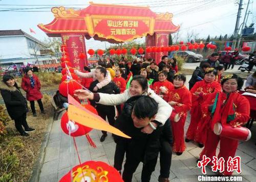 元宵节将至扬州乡村上演“背媳妇”大赛秀恩爱