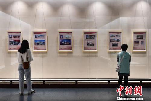 当地市民参观展览。　陈骥旻 摄