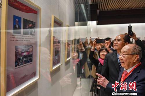 香港爱国实业家、香港潮属社团总会创会主席陈伟南参观展览。　陈骥旻 摄