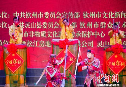 广西钦州举办烟墩大鼓大赛千年鼓声响彻云霄