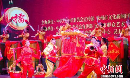 融入了娶亲民俗表演。　翟李强 摄