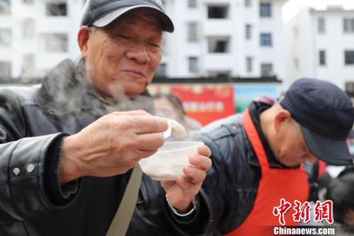 浙江嘉兴百余户家庭齐做汤圆迎元宵：吃了汤圆好团圆