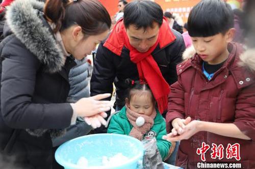 图为沈利彬一家。　胡小丽 摄