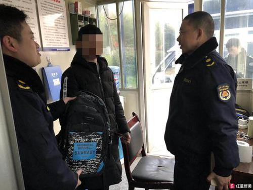 学生称寒假作业被盗 城管执勤中找回却是崭新的