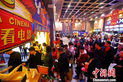 资料图：民众正在检票入场观看电影。<a target='_blank' href='http://www.chinanews.com/'>中新社</a>记者 张云 摄
