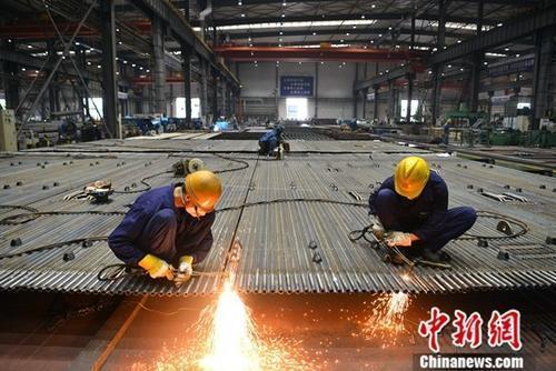 资料图：工厂里忙碌的工人。<a target='_blank' href='http://www.chinanews.com/'>中新社</a>记者 张浪 摄