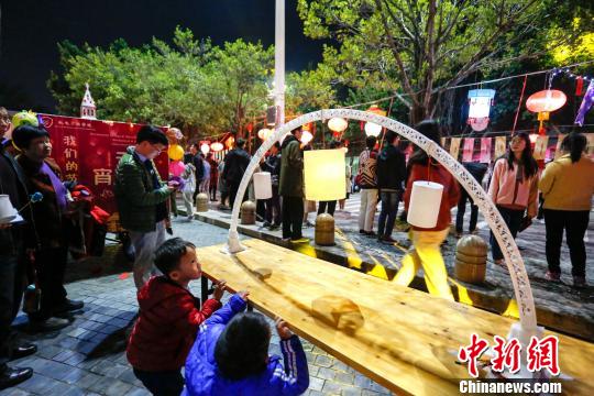 厦大嘉庚学院师生员工及其家属与辖区居民们共同在大学校园里欢度佳节。　朱鲜艳 摄