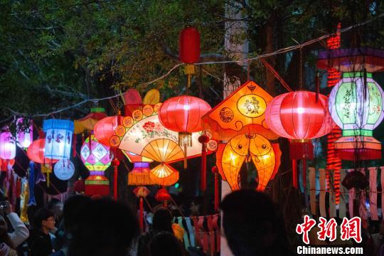 元宵灯会在厦门大学漳州校区北区南强广场上演。　聂略韬 摄