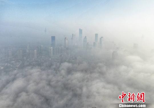 超强浓雾今晨突袭江苏大部城市“漂浮云端”