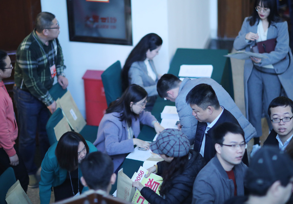 2月27日，全国政协十三届二次会议记者证在全国政协机关发放。图为 内地记者在排队领取证件。 本报记者 贾宁 摄