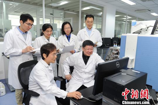 科研团队成员讨论质谱数据。　洪楠 摄
