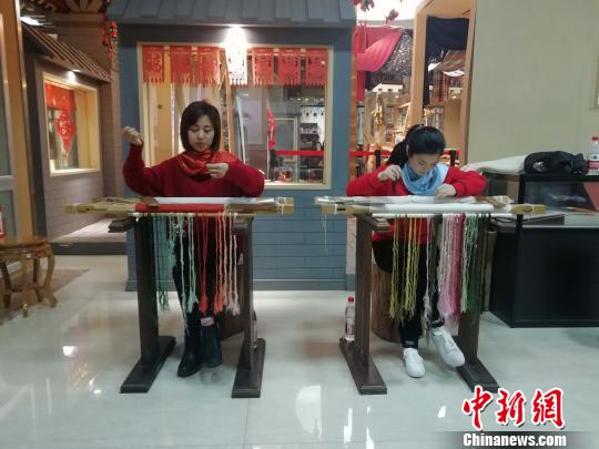 图为鲁渝共建非遗扶贫培训成果展览现场。　孙婷婷 摄