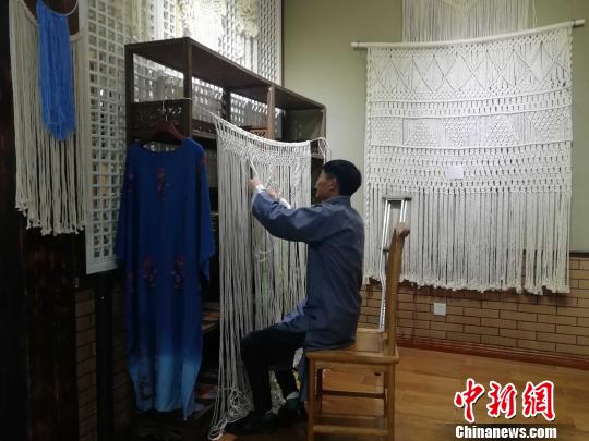 大河刺绣的工作人员在现场进行创作。　孙婷婷 摄