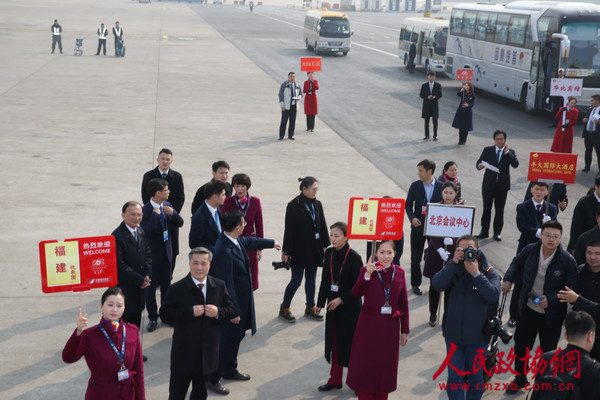 驻地工作人员到机场迎接住闽全国政协委员 人民政协报·人民政协网记者 王惠兵 摄_副本