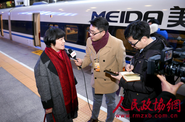 章晓联委员接受记者采访。本报记者田福良 摄_副本