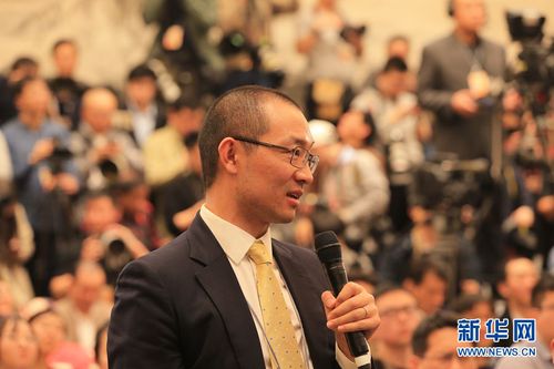 图为彭博社记者提问。新华网中国政府网 刘厦 摄