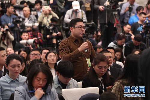 图为哈萨克斯坦国际通讯社记者提问。新华网 中国政府网 马娟 摄
