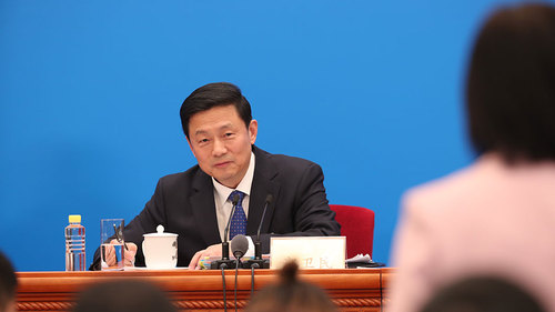 大会新闻发言人郭卫民倾听记者提问