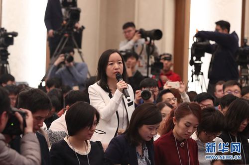 图为人民政协报记者提问。新华网 中国政府网 马娟 摄