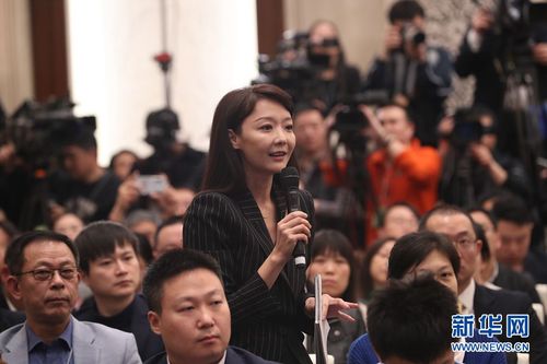 图为香港凤凰卫视记者提问。新华网 中国政府网 王健 摄