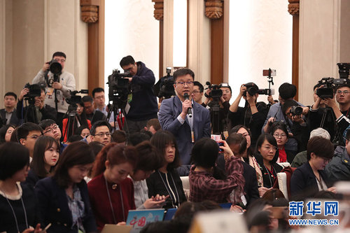 图为中国新闻社记者。新华网 中国政府网 马娟 摄