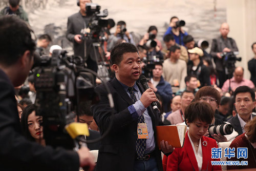 图为新民晚报记者提问。 新华网 中国政府网 马娟 摄