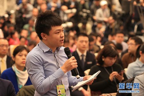 图为新加坡联合早报记者提问。新华网 中国政府网 刘厦 摄
