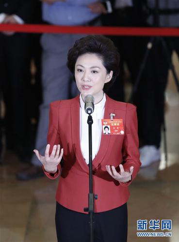 　　3月3日，中国人民政治协商会议第十三届全国委员会第二次会议在北京人民大会堂开幕。这是全国政协委员海霞在“委员通道”接受采访。 新华社记者 沈伯韩 摄