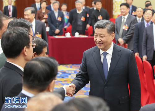 3月4日下午，中共中央总书记、国家主席、中央军委主席习近平看望参加全国政协十三届二次会议的文化艺术界、社会科学界委员，并参加联组会，听取意见和建议。中共中央政治局常委、全国政协主席汪洋参加看望和讨论。 新华社记者 姚大伟 摄