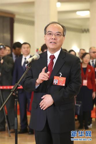 　　3月5日，第十三届全国人民代表大会第二次会议在北京人民大会堂开幕。这是全国人大代表林少春在“代表通道”接受采访。 新华社记者殷刚摄