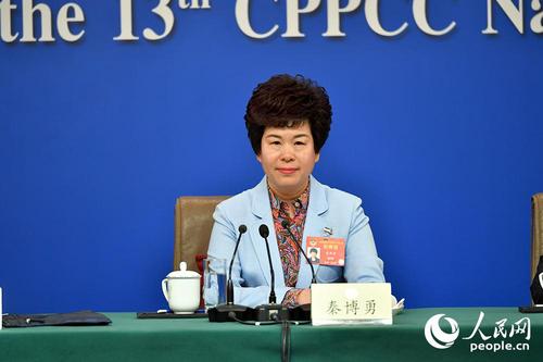 全国政协常委（民建）秦博勇回答记者提问 人民网记者 于凯