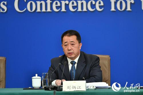 全国政协人口资源环境委员会委员刘炳江回答记者提问 人民网记者 于凯 摄