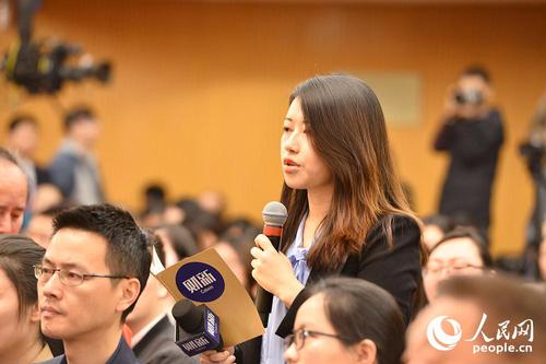 财新周刊记者提问 人民网记者 熊旭 摄