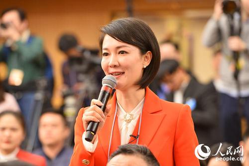 北京广播电视台融媒体中心记者提问 人民网记者 熊旭 摄